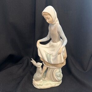 Lladro #4826 - Rabbit food